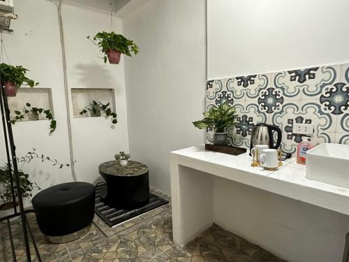 un bagno con lavandino e bancone con piante di Hanoi Old Quarter Inn a Hanoi