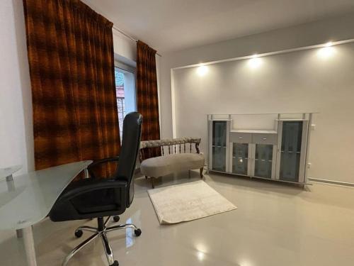 uma sala de estar com uma secretária e uma cadeira em Centrum atrakcyjne mieszkanie em Bialystok