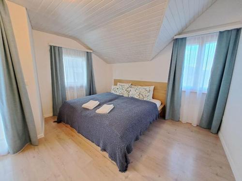 een slaapkamer met een bed met twee handdoeken erop bij Apartment im Rietle in Schaan