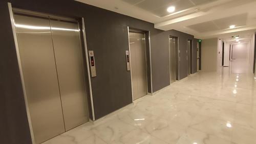スコピエにある19th Floor Secure Condo with Pool, Fitness, Parking Included in Priceのギャラリーの写真
