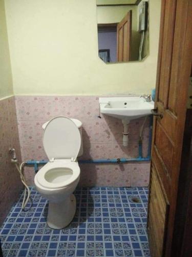 ein Bad mit einem WC und einem Waschbecken in der Unterkunft Sunset bungalows in Muang Không