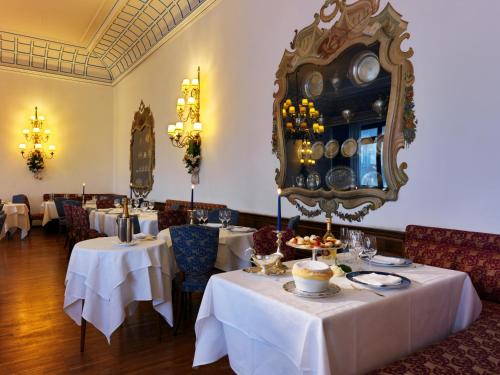 Un restaurante o sitio para comer en Hotel De La Poste