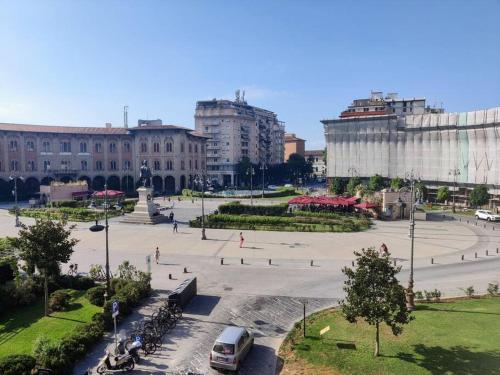 un gran aparcamiento en una ciudad con edificios en Rainbow Suite Pisa, en Pisa