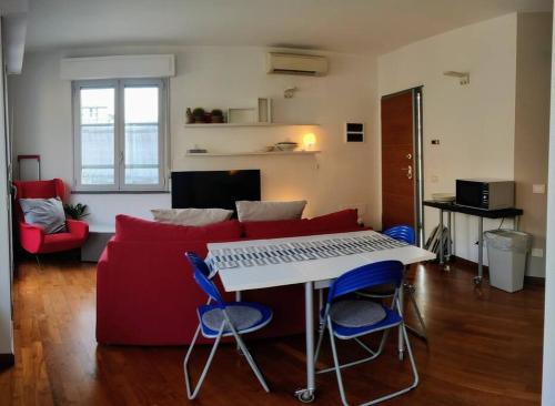 sala de estar con sofá rojo y teclado en Rainbow Suite Pisa, en Pisa
