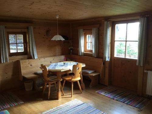 uma sala de jantar com uma mesa e cadeiras num camarote em Bauernhof Sinnersberg em Kitzbühel