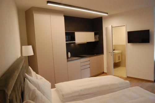a small room with a bed and a kitchen at myQuartier Luxury Hideaways in Innsbruck