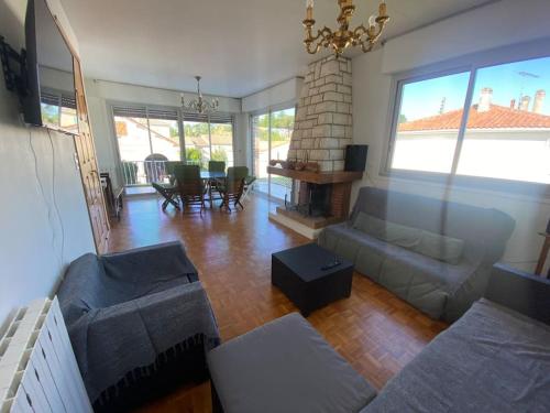 uma sala de estar com um sofá e uma mesa em Villa 4* Proche centre et plage. Animaux bienvenus em Meschers-sur-Gironde