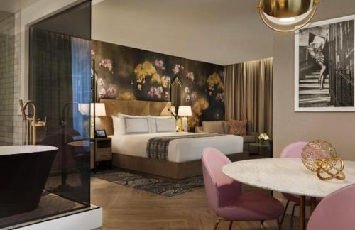um quarto com uma cama, uma mesa e uma sala de jantar em HANZA TOWER Apartments White Sky 16 to 26th floor POOL & SPA em Szczecin