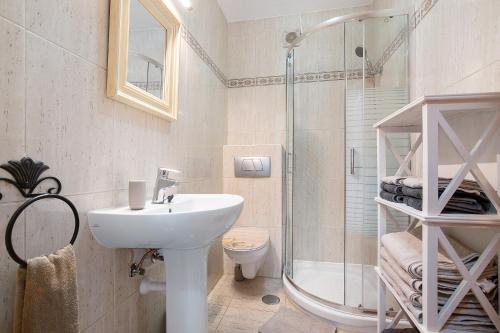 a bathroom with a sink and a shower and a toilet at Casa Weimar in Costa Calma