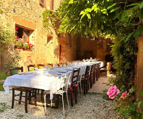 ソヴィチッレにあるPodere Casetta Entire Propertyの庭園内に長テーブルが設置されています。