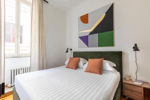 ein Schlafzimmer mit einem Bett und einem Wandgemälde in der Unterkunft ROMAC - Condotti Suite by Spanish Steps in Rom