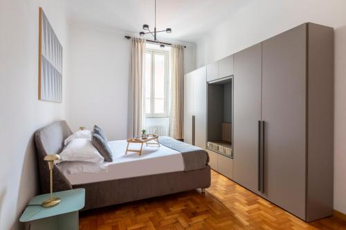 ein Schlafzimmer mit einem Bett und einer Kommode in der Unterkunft ROMAC - Condotti Suite by Spanish Steps in Rom