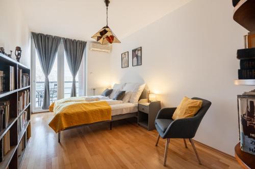 ブダペストにあるHeart and Soul Apartmentのベッドと机と椅子のある寝室