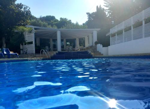uma piscina em frente a uma casa em Villa Aurea em Ispica