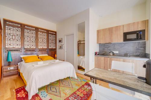 une chambre avec un lit et une cuisine dans l'établissement Elegant apartment Bordeaux center, à Bordeaux