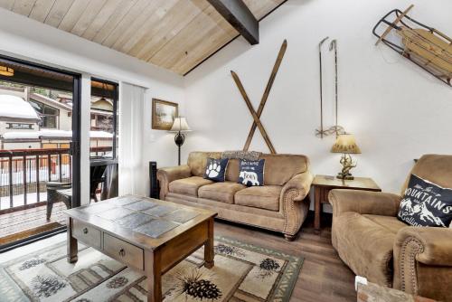 Sala de estar con 2 sofás y mesa de centro en 2461-Smith Summit Chalet townhouse, en Big Bear Lake