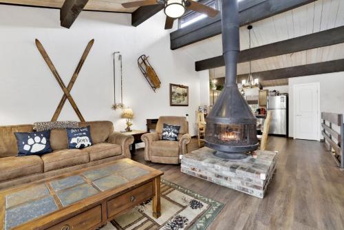 sala de estar con sofá y chimenea en 2461-Smith Summit Chalet townhouse, en Big Bear Lake
