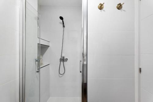 サンタクルス・デ・テネリフェにあるAcuarela Suitesのバスルーム(シャワー、シャワーヘッド付)