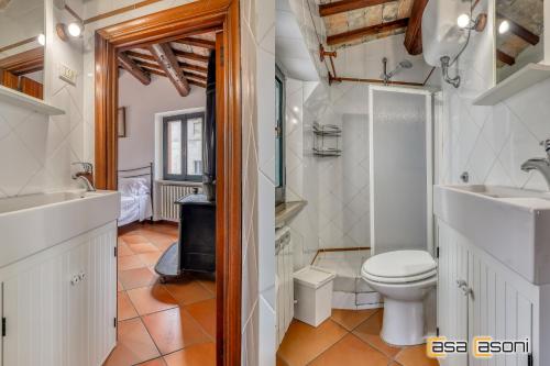y baño con aseo y lavamanos. en Sofia Casa Vacanze en Osimo