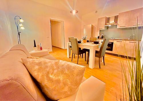 een woonkamer en keuken met een bank en een tafel bij Lido del Sole FCO in Fiumicino