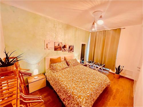 een slaapkamer met een bed in een kamer bij Lido del Sole FCO in Fiumicino