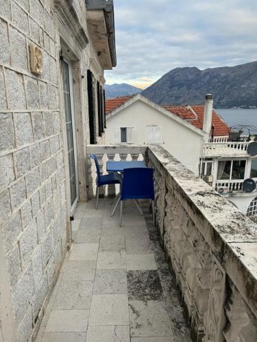 a balcony with a table and chairs on a building at Palate Verona in Prčanj