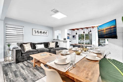 ein Wohnzimmer mit einem Tisch und einem Sofa in der Unterkunft Hard Rock Hotel & Casino Getaway 3 Bdrm Villa in Fort Lauderdale