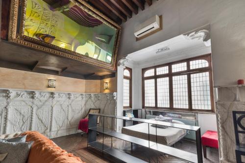 a living room with a glass table and a mirror at Casa catedral II in Murcia