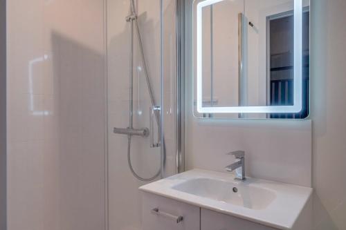 波爾多的住宿－Elegant apartment Bordeaux center，浴室配有盥洗盆和带镜子的淋浴