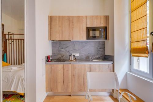 une cuisine avec un évier et un micro-ondes dans l'établissement Elegant apartment Bordeaux center, à Bordeaux