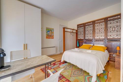 波爾多的住宿－Elegant apartment Bordeaux center，一间卧室配有一张大床和一张桌子