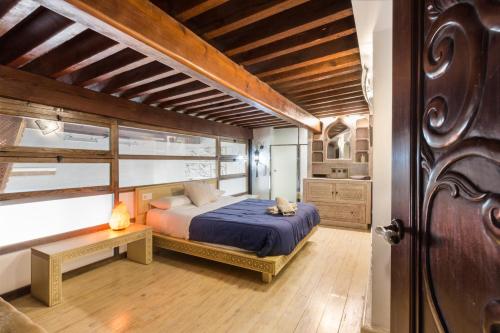 ein Schlafzimmer mit einem Bett und einer Holzdecke in der Unterkunft Casa catedral II in Murcia
