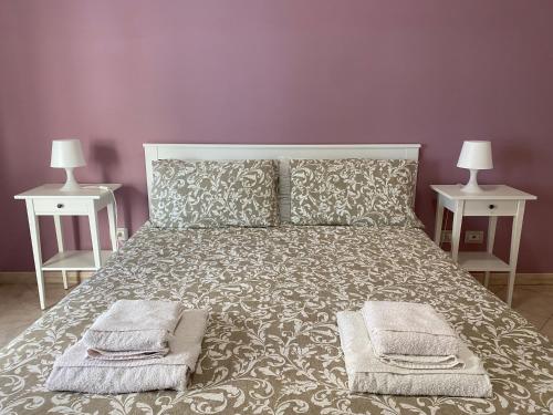 Casa Vacanze Marzia في روما: غرفة نوم بسرير كبير مع مواقف ليلتين