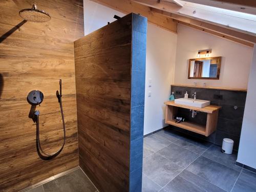 Bilik mandi di Ferienwohnung Beim Kraud'n