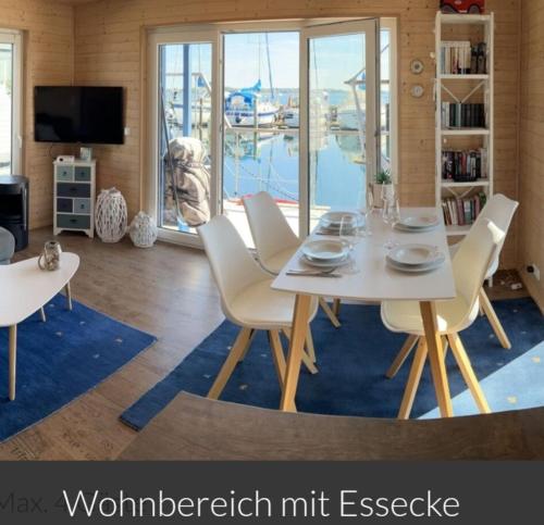 sala de estar con mesa blanca y sillas en Blue Pearl, en Egernsund