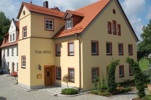 una casa con techo rojo en Vogtmühle en Roggenburg