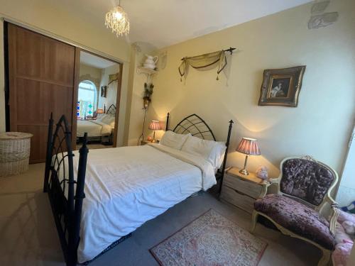 1 dormitorio con 1 cama grande y 1 silla en Belvedere, en Dublín