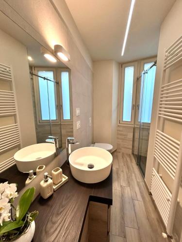 a bathroom with two sinks and a large mirror at Casa Piccolo Charme e Design nel cuore di Maderno in Toscolano Maderno