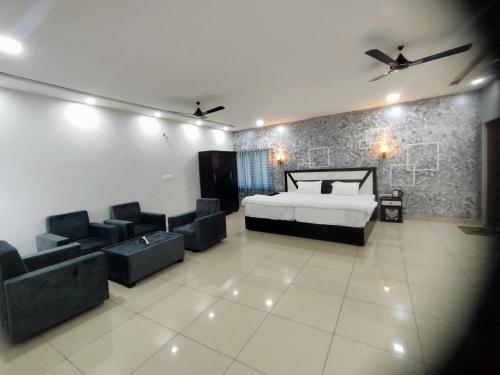 1 dormitorio con 1 cama y sofás en una habitación en RESORT GOLDEN CAVE en Jodhpur
