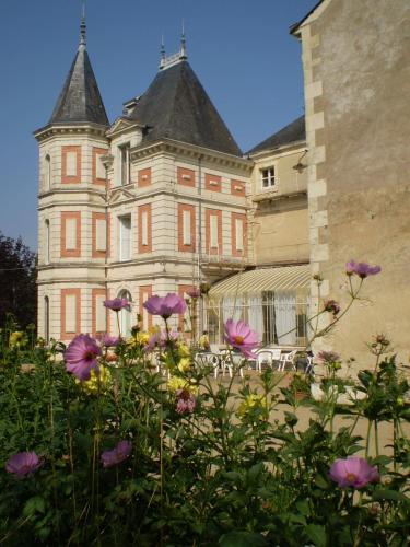 Ein Gebäude mit einem Blumenstrauß davor. in der Unterkunft Chambre au château de Grésillon in Saint-Martin-dʼArcé