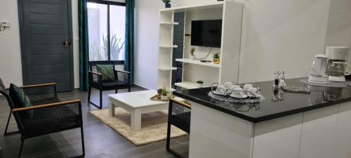 uma cozinha com um balcão e uma sala de estar em Cazino Apartamento 4 em Praia