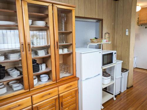 uma cozinha com um frigorífico e um micro-ondas em nalu okinawa - Vacation STAY 00877v em Uruma