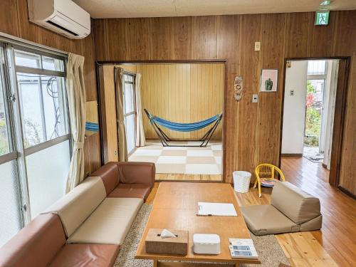 uma sala de estar com um sofá e uma rede de descanso em nalu okinawa - Vacation STAY 00877v em Uruma