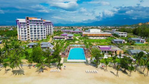 una vista aérea de un complejo con piscina en TTC Van Phong Bay Resort en Ninh Hòa