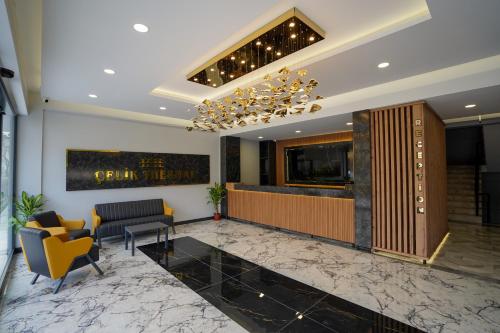 un hall d'un hôtel avec une réception et des chaises dans l'établissement Çelik Thermal & Spa, à Pamukkale