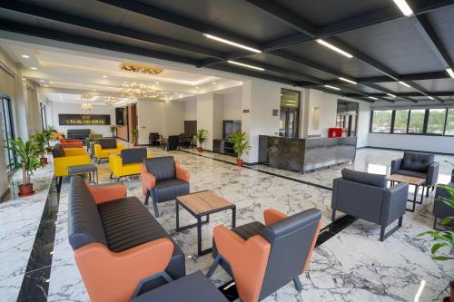 een lobby met banken, tafels en stoelen bij Çelik Thermal & Spa in Pamukkale