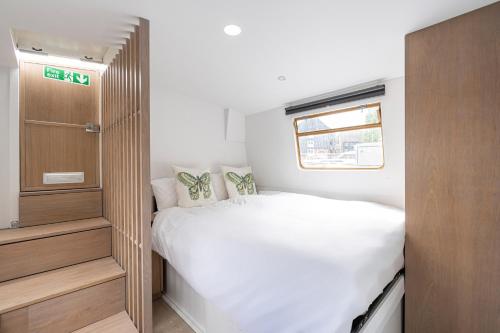 um pequeno quarto com uma cama e um closet em Serenity in the Heart of London em Londres
