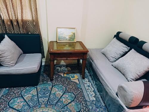 sala de estar con sofá y mesa en Place where stay for good time, en Ajman