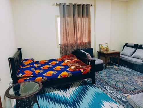 1 dormitorio con cama, sofá y mesa en Place where stay for good time, en Ajman
