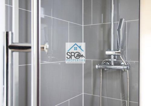 un bagno con doccia con un cartello sopra di Spacious 4BR Home-8 Guests-Business-Families-Netflix-Free Parking & WiFi a Cardiff